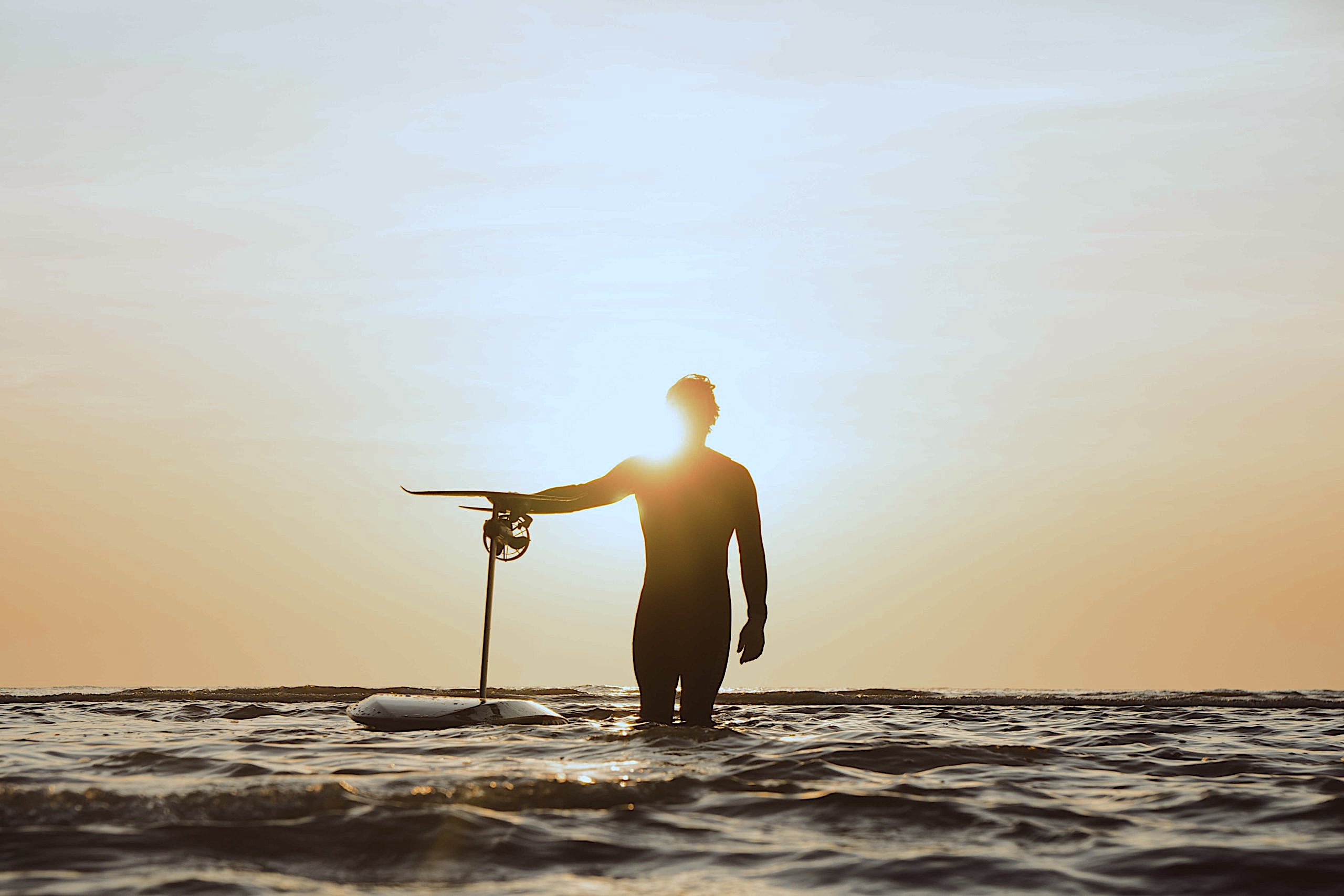Persoon vliegt over het water op een e-foil bij E-foilen Nijmegen.